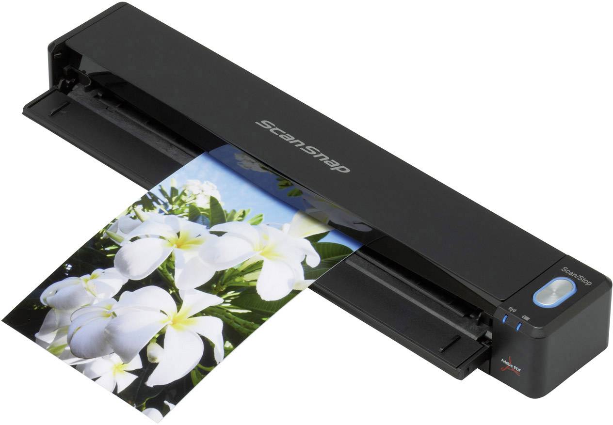 Ein Scanner digitalisiert ein Foto von weißen Blumen mit grünen Blättern vor blauem Himmel; Markenname ist sichtbar.