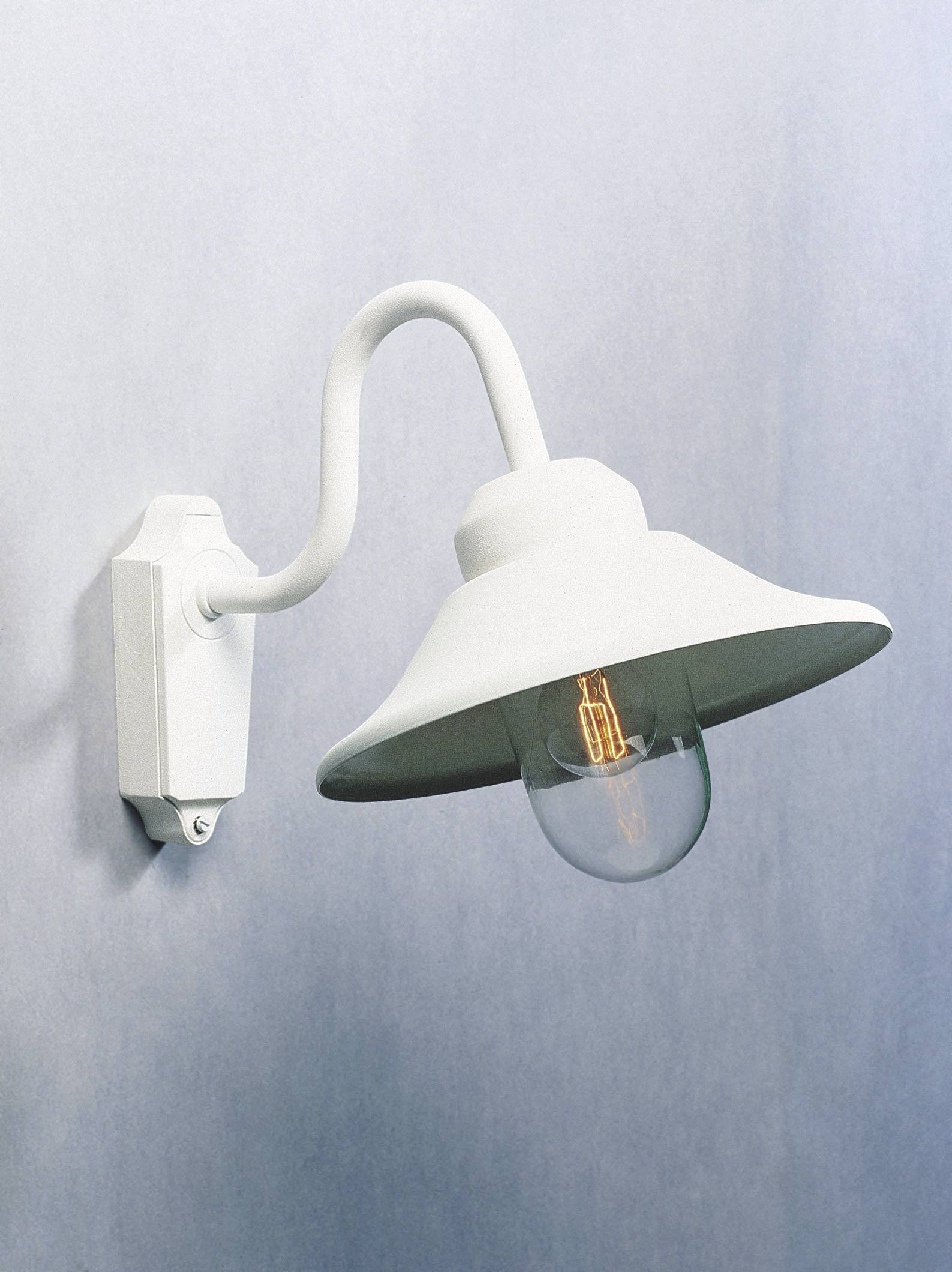 Weiße Wandleuchte mit gebogenem Arm und sichtbarer Glühbirne vor hellblauer Wand, im klassischen Design.