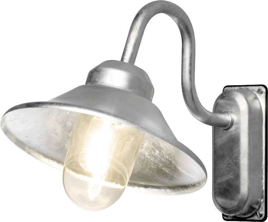 Eine silberne Wandleuchte mit gebogenem Arm und gläsernem Schirm. Sie ist eingeschaltet und spendet warmes Licht.