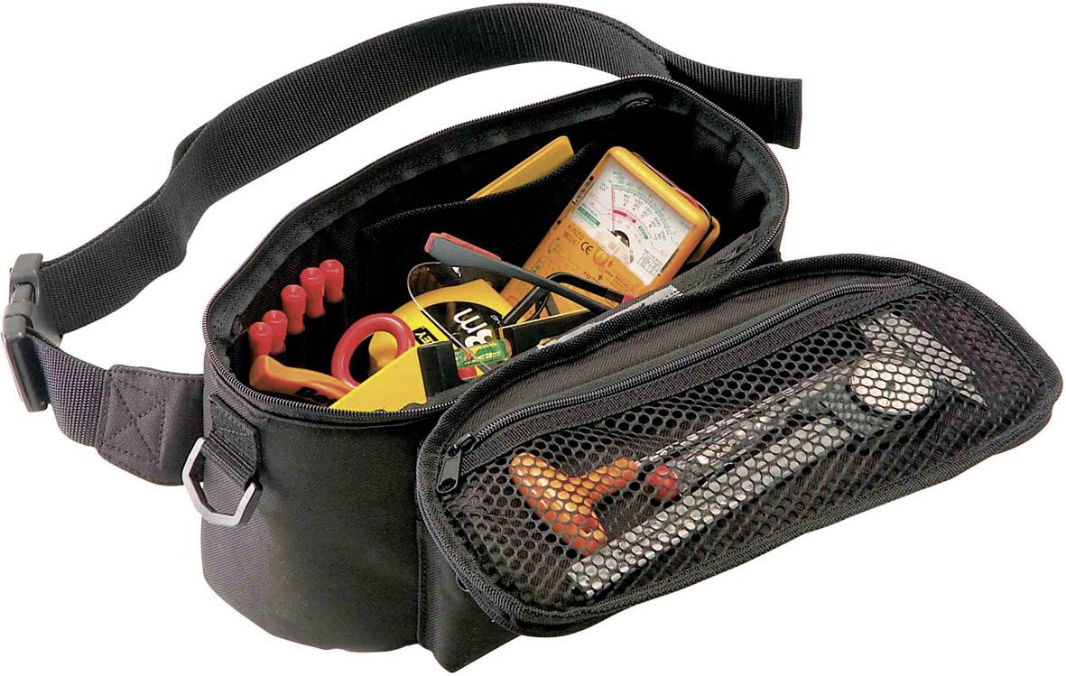 Eine offene Werkzeugtasche, gefüllt mit verschiedenen Handwerkzeugen und einem digitalen Messgerät.
