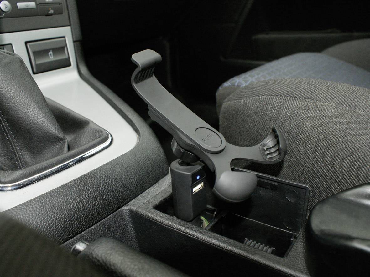 KFZ Smartphone Halterung mit Ladekabel 1