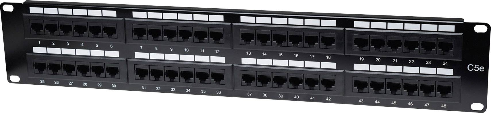 Schwarzes Netzwerk-Patchpanel mit vier Reihen, je 12 RJ45-Ports. Nummeriert von 1 bis 48. Beschriftung 'C5e' rechts unten.