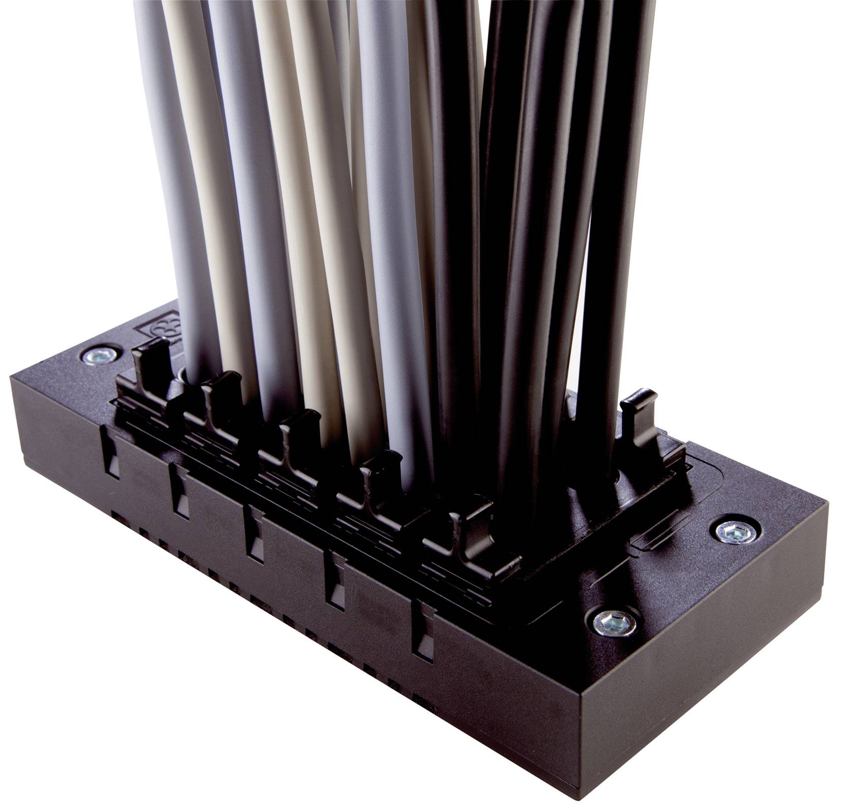 Mehrere weiße und schwarze Kabel sind in einer schwarzen Halterung organisiert, die mit Schrauben befestigt ist.