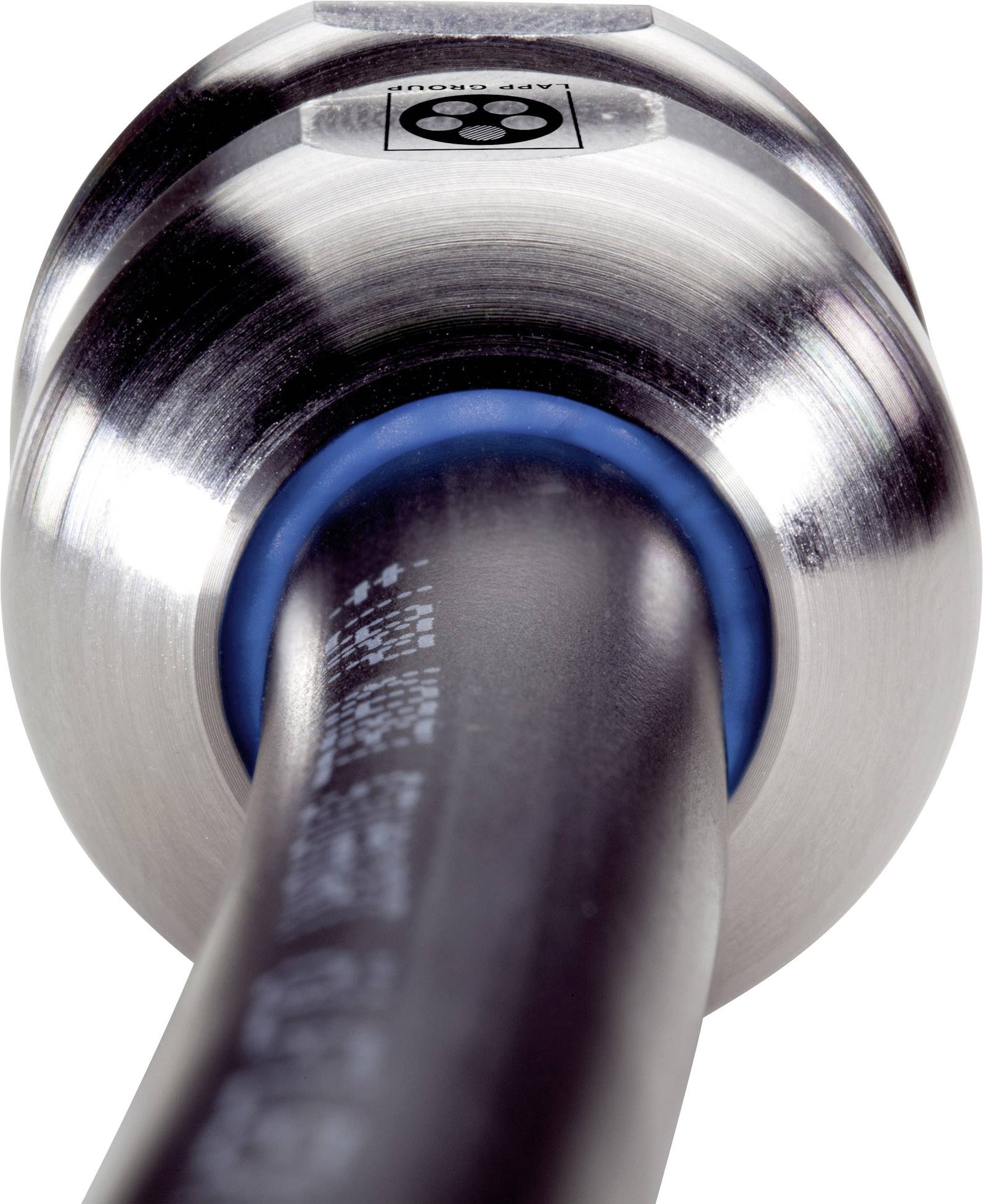 Nahaufnahme eines glänzenden Metallzapfens mit einem dicken schwarzen Schlauch, der daran befestigt ist. Oben ist ein Symbol zu sehen.