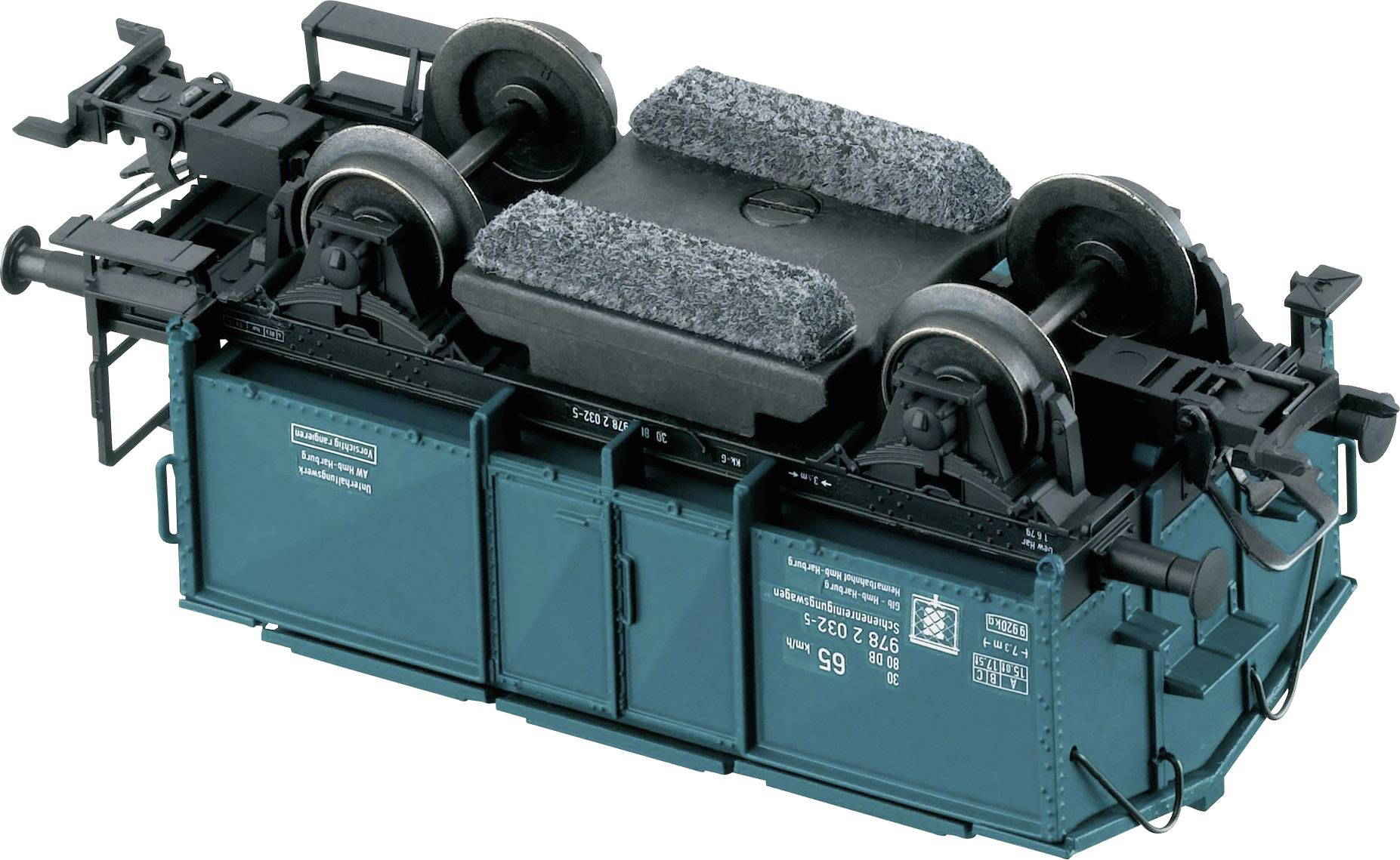 Ein umgedrehtes Modelleisenbahn-Drehgestell mit detaillierten Rädern und blauen Pufferbohlen.