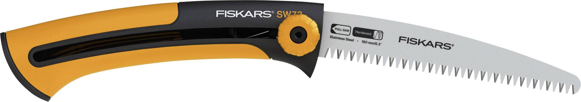 Eine orange-schwarze Fiskars Klappsäge mit gebogenem Sägeblatt.