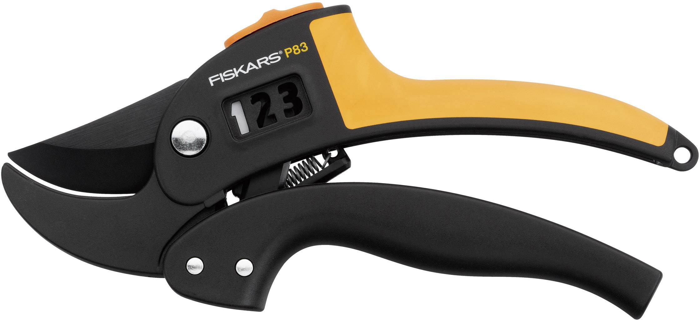 Eine schwarze und orangefarbene Gartenschere mit Einstellskala, markiert mit 'Fiskars P83', geeignet für das Schneiden von Pflanzen.