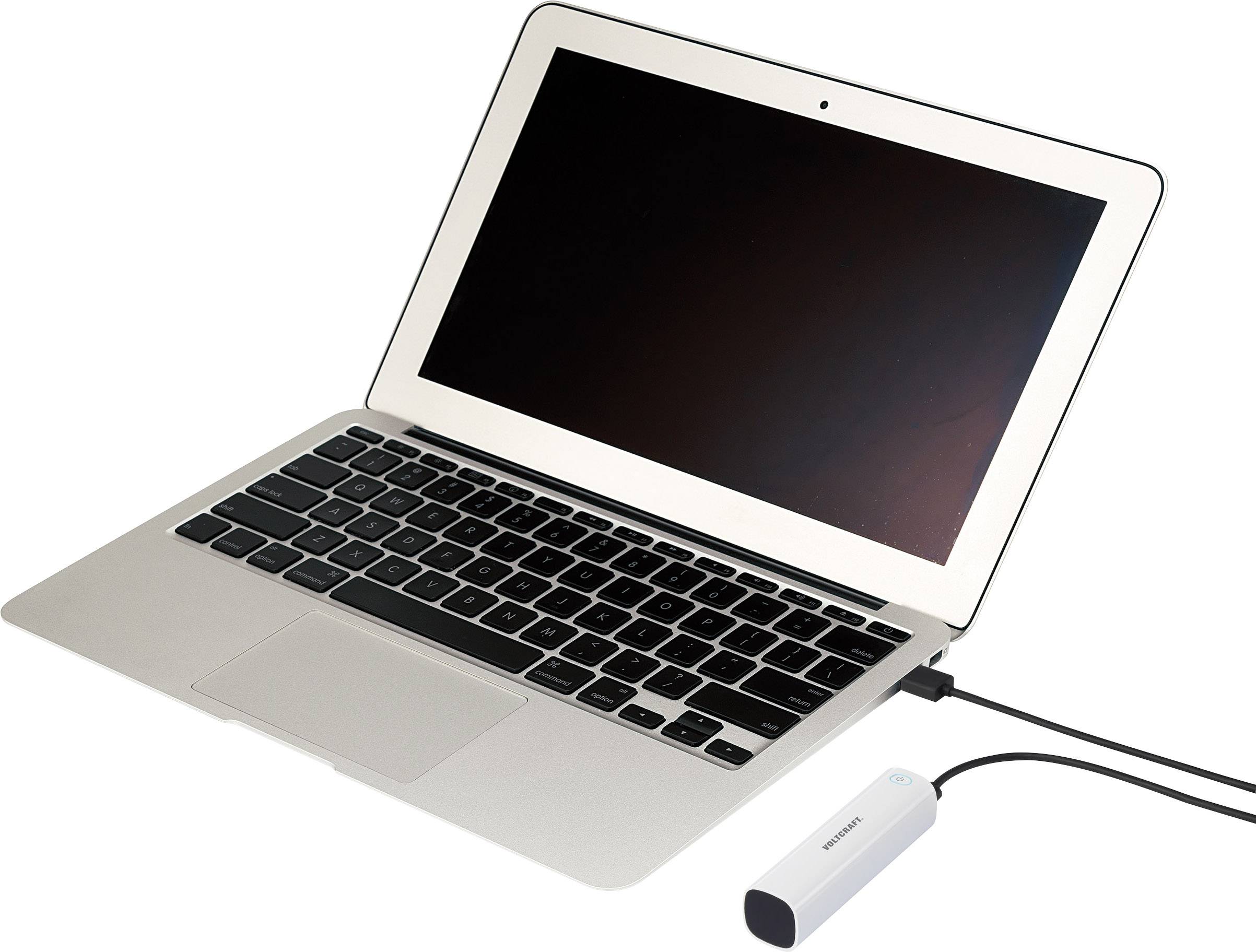 Ein Laptop auf einem Tisch mit einem angeschlossenen USB-Stick an der Seite. Der Bildschirm ist ausgeschaltet.