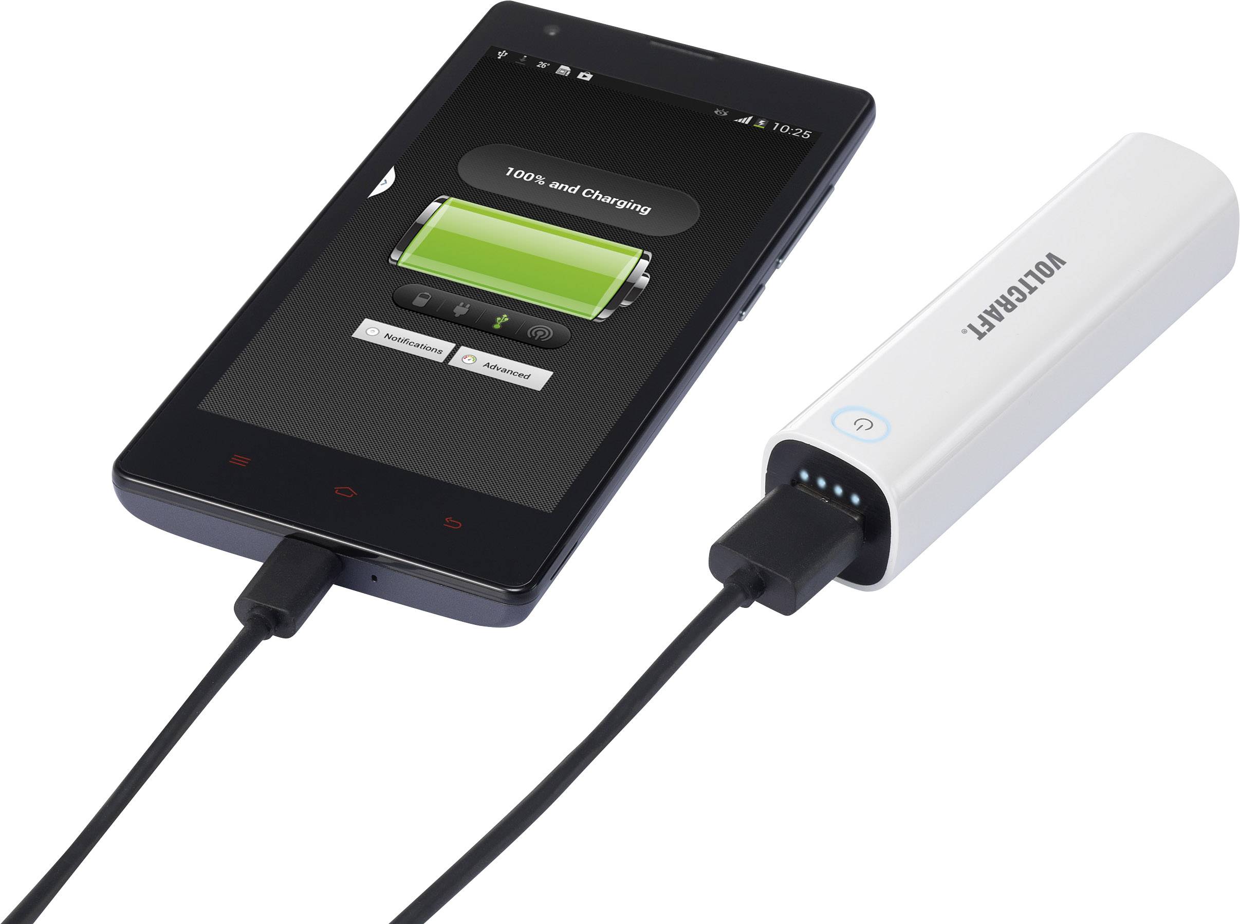 Ein Smartphone wird mit einer Powerbank geladen. Auf dem Display des Smartphones wird ein fast vollständig geladener Akku angezeigt.