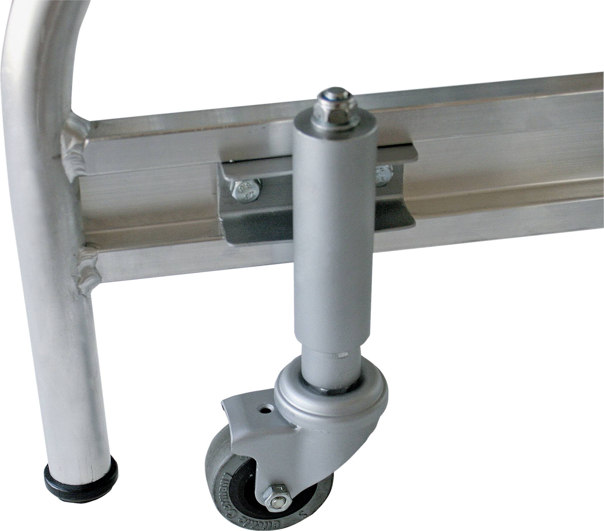 Ein silbernes Rad mit Feststellbremse an einem Metallgestell, anscheinend Teil von mobil einsetzbarer Ausrüstung oder Möbel.