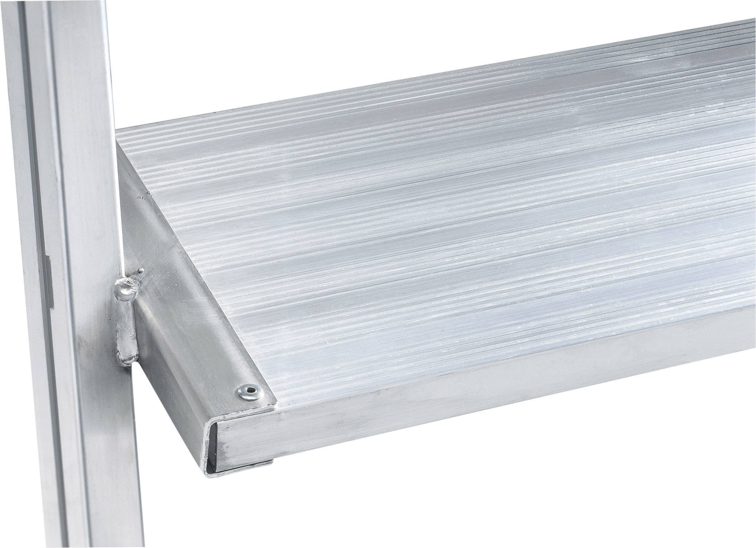 Ein Detail eines Regals aus Metall, das eine stabile Querstrebe mit horizontalen Linien zeigt.