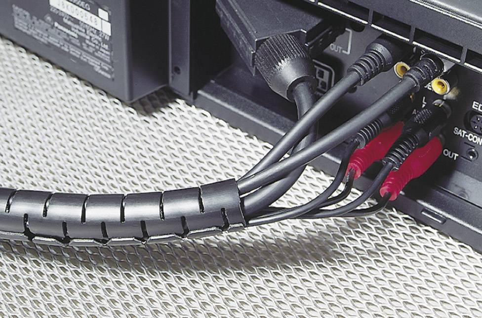 Ein AV-Receiver mit mehreren angeschlossenen Kabeln für Audio- und Videoeingänge, zeigt eine ordentliche Kabelverwaltung.