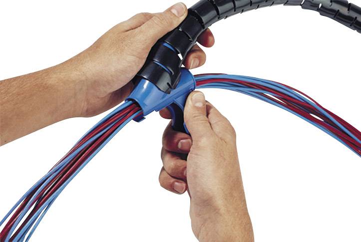 Zwei Hände ordnen rote und blaue Drähte in einem schwarzen Kabelschutz.