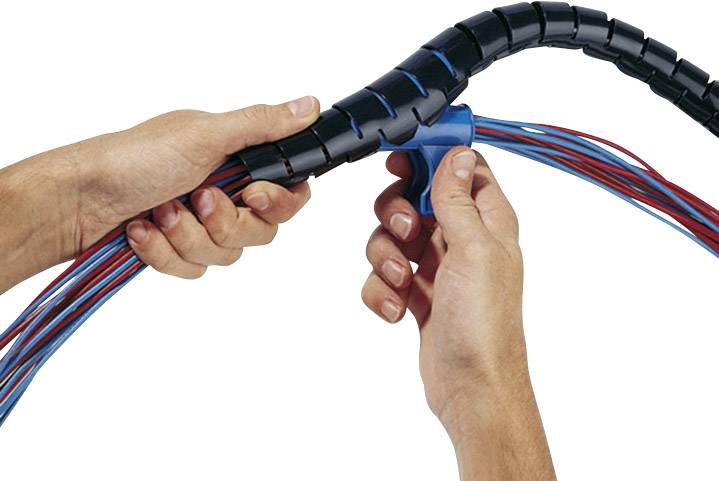 Hände befestigen Kabel mit einer schwarzen Kabelschlauchspirale, um Kabel zu organisieren und zu schützen.