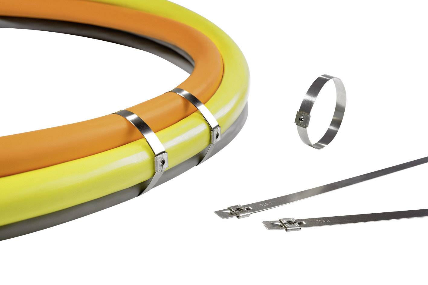 Mehrere Kabel in den Farben Orange, Gelb und Grau, gesichert mit metallischen Kabelbindern. Zwei lose Kabelbinder liegen daneben.