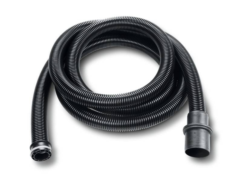 Ein schwarzer, flexibler Staubsaugerschlauch ist spiralförmig aufgewickelt und zeigt zwei Enden mit unterschiedlichen Anschlüssen.