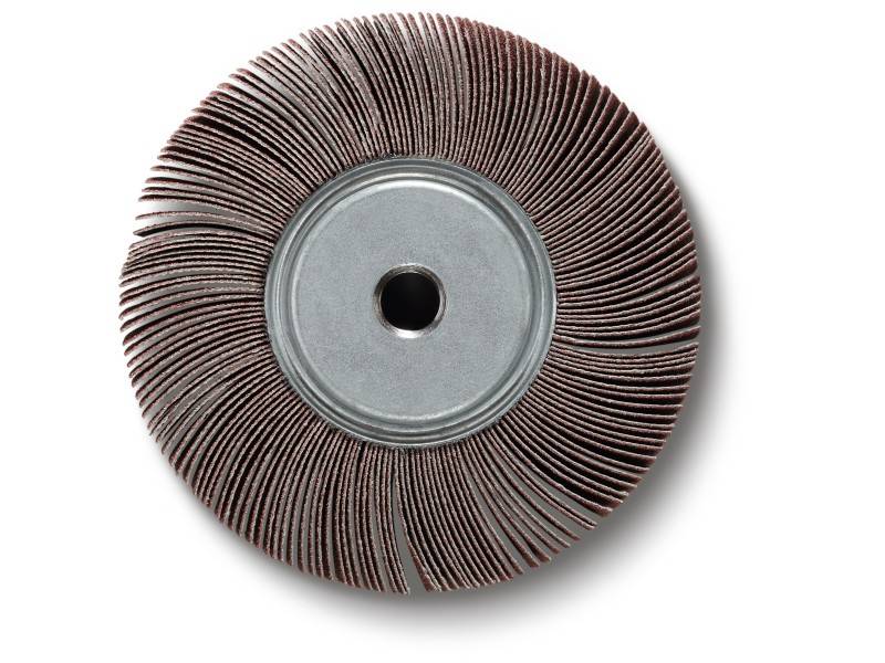 Ein runder Schleifaufsatz mit vielen Lamellen, die konzentrisch angeordnet sind.