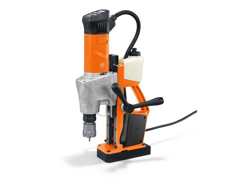 Tragbare Magnetbohrmaschine mit oranger Gehäusefarbe, Handgriff, Bohrer und Stromkabel, für metallverarbeitende Arbeiten.