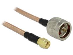 Ein RF-Kabel mit einem N-Stecker und einem SMA-Stecker. Beide Stecker sind metallisch, das Kabel ist kupferfarben.
