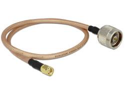 Ein Koaxialkabel mit einem N-Stecker und einem SMA-Stecker, meist zur Verbindung von Hochfrequenzgeräten verwendet.