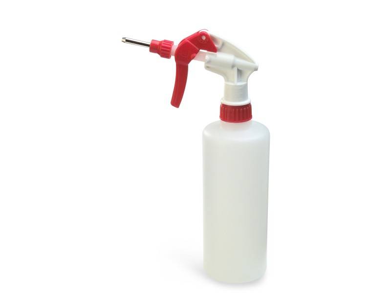 Eine weiße Plastik-Sprühflasche mit rotem Griff und Sprühmechanismus.