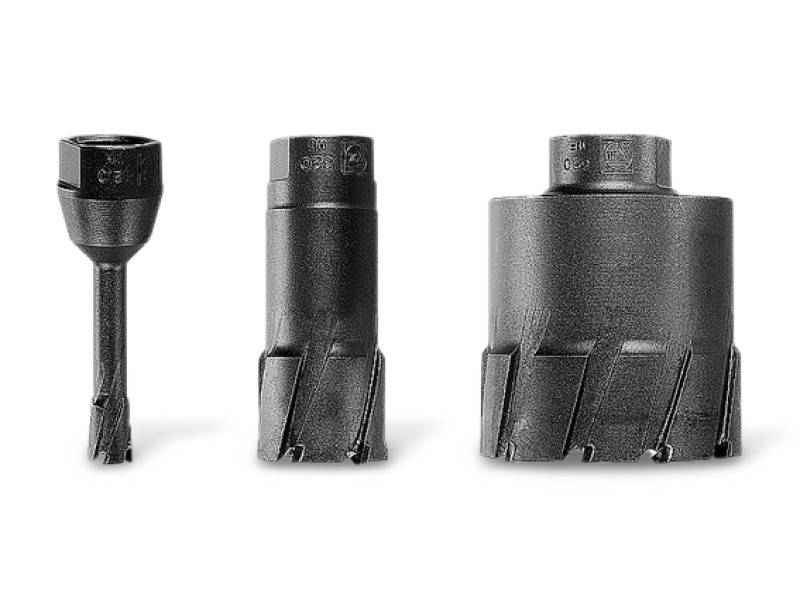 Drei unterschiedliche schwarze Bohrer mit verschiedenen Durchmessern und Kanten, nebeneinander auf einem weißen Hintergrund.