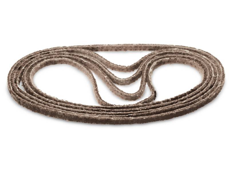 Langes, schmal geformtes Schleifband in einer ovalen Schlaufe, beige und rau, verwendet für Schleifmaschinen oder Oberflächenbearbeitung.