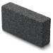 Ein rechteckiger, dunkler Bimsstein mit rauer Oberfläche, leicht schräg fotografiert, vor einem weißen Hintergrund.