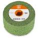 Eine grüne Schleifscheibe mit einem orange-weißen Etikett in der Mitte, auf dem 'GRIT 46' steht.