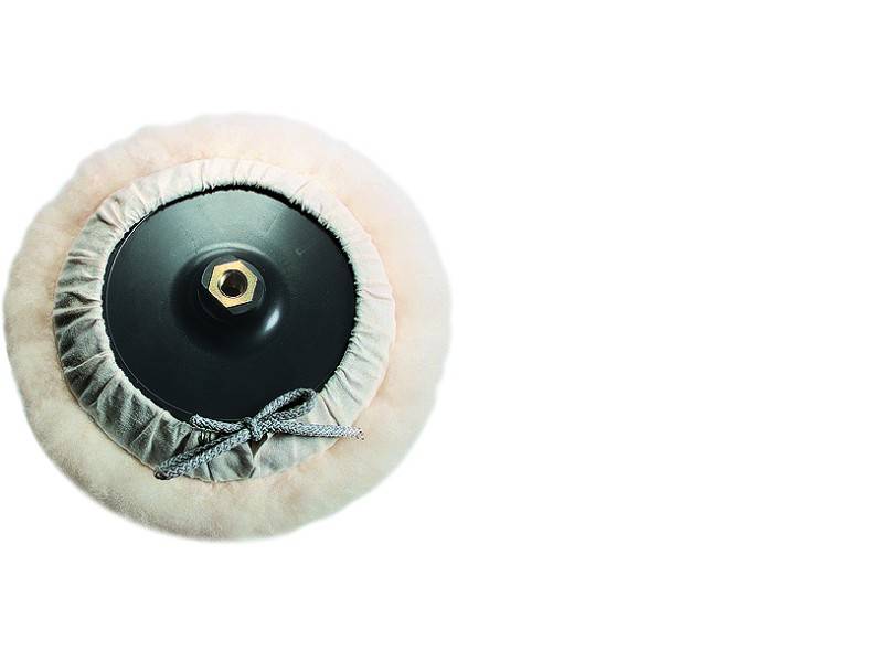 Ein runder Polieraufsatz mit weichem Rand und Befestigungsschraube in der Mitte, wahrscheinlich für eine Poliermaschine.