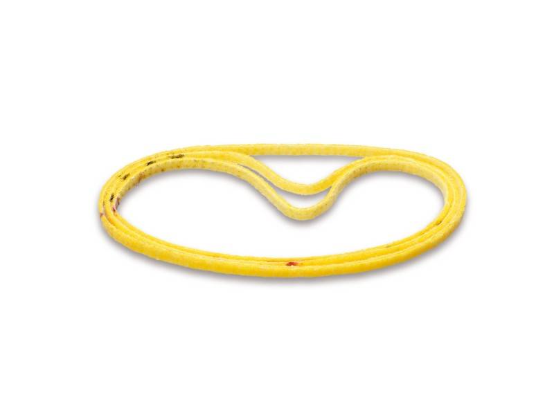 Ein gelbes Gummiband liegt in einer ovalen Form auf einem weißen Hintergrund. Es ist leicht verdreht und hat leichte Verschmutzungen.