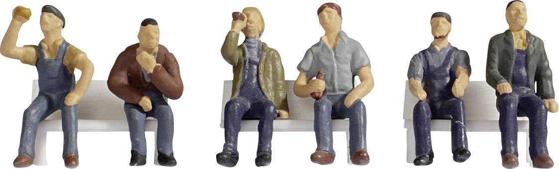 Sechs Miniaturfiguren sitzen auf einer Bank, einige mit Getränken in der Hand. Sie tragen lässige Kleidung und wirken entspannt.