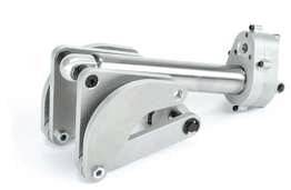 Metallischer Maschinenteil mit zwei parallelen Hebeln, verbunden durch eine Stange und montiert an einer runden Basis.