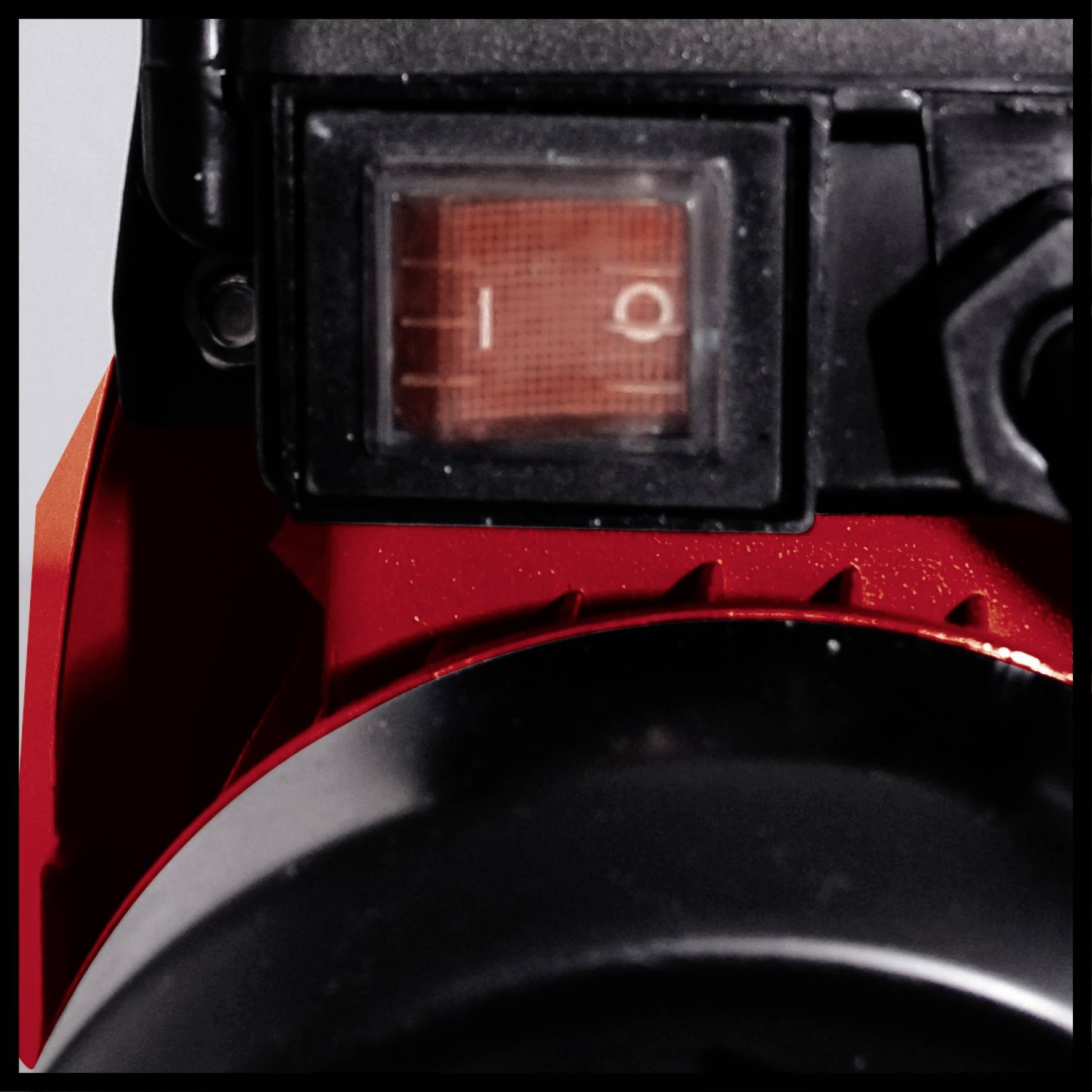 Nahaufnahme eines Elektronikschalters mit rotem Hebel, der sich in der 'Ein'-Position befindet. Schalter zeigt die Zahlen 0 und 1.