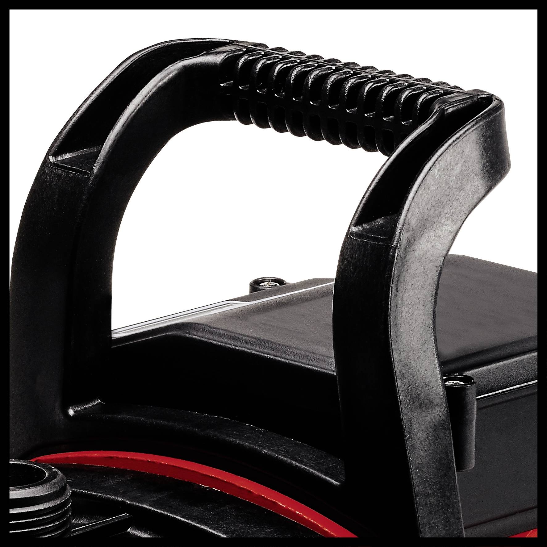 Nahaufnahme eines schwarzen Kunststoffgriffs mit roter Linie. Der Griff ist gerillt und an einem schwarzen Gerät befestigt.