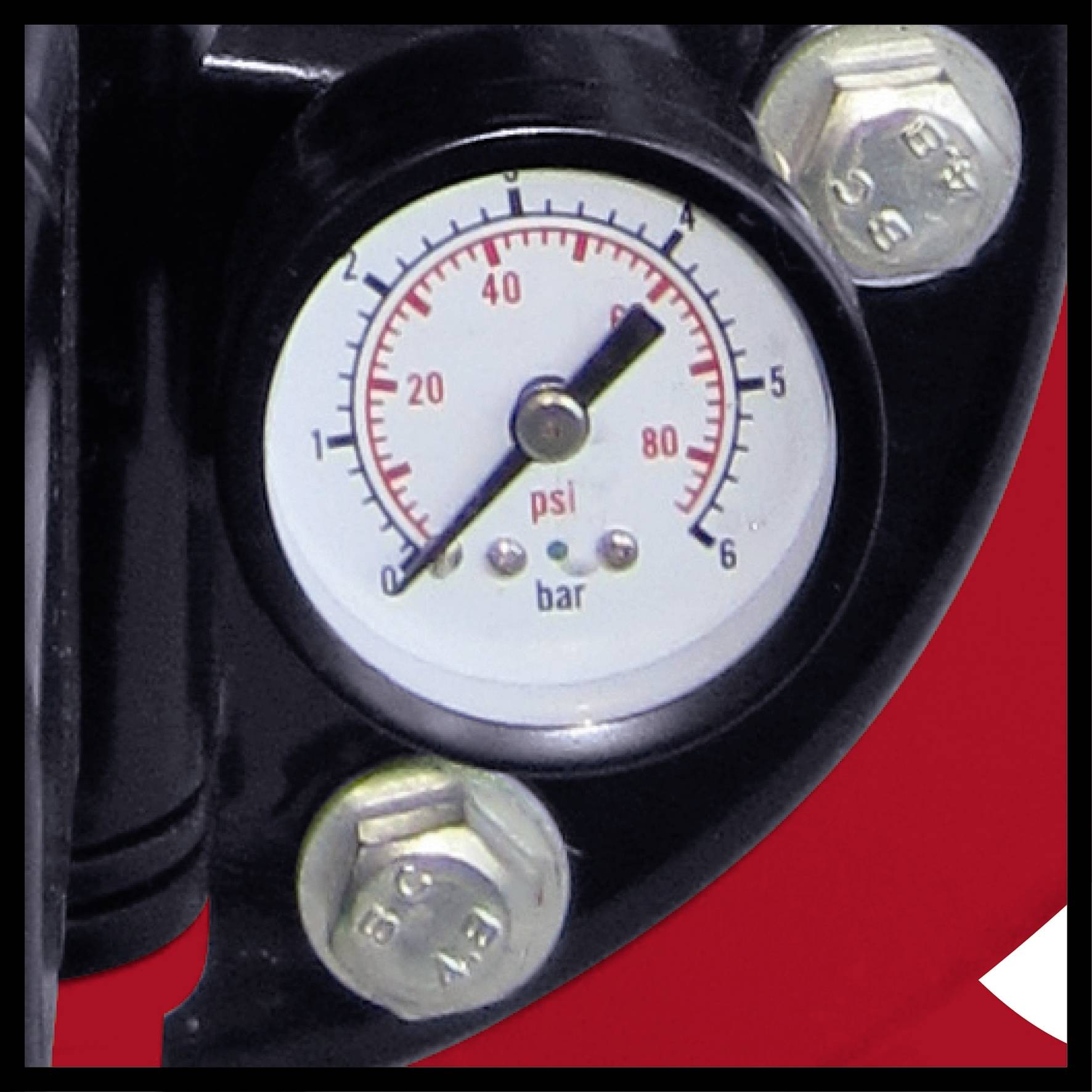 Manometer mit Skala in psi und bar, zeigt ca. 60 psi; umgeben von metallischen Schrauben.