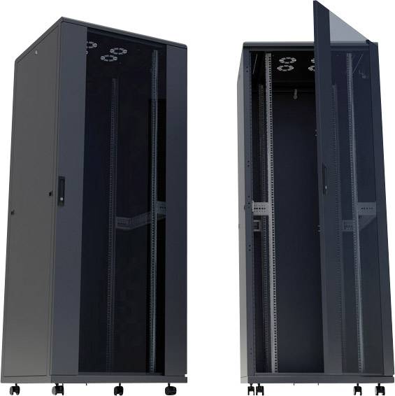 Zwei Server-Racks mit Glasschiebetüren; eines geschlossen, das andere leicht geöffnet. Beide stehen auf Rollen.