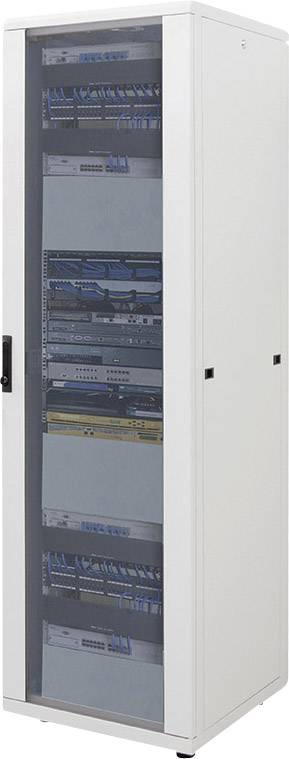 Ein großer weißer Serverschrank mit mehreren Netzwerkgeräten und Kabeln im Inneren. Der Schrank hat eine Glastür.