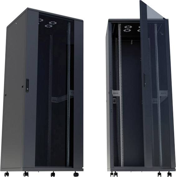 Zwei dunkle Server-Racks mit Türen, eines offen und eines geschlossen, zeigen die Kapazität und Struktur für Technik im Inneren.