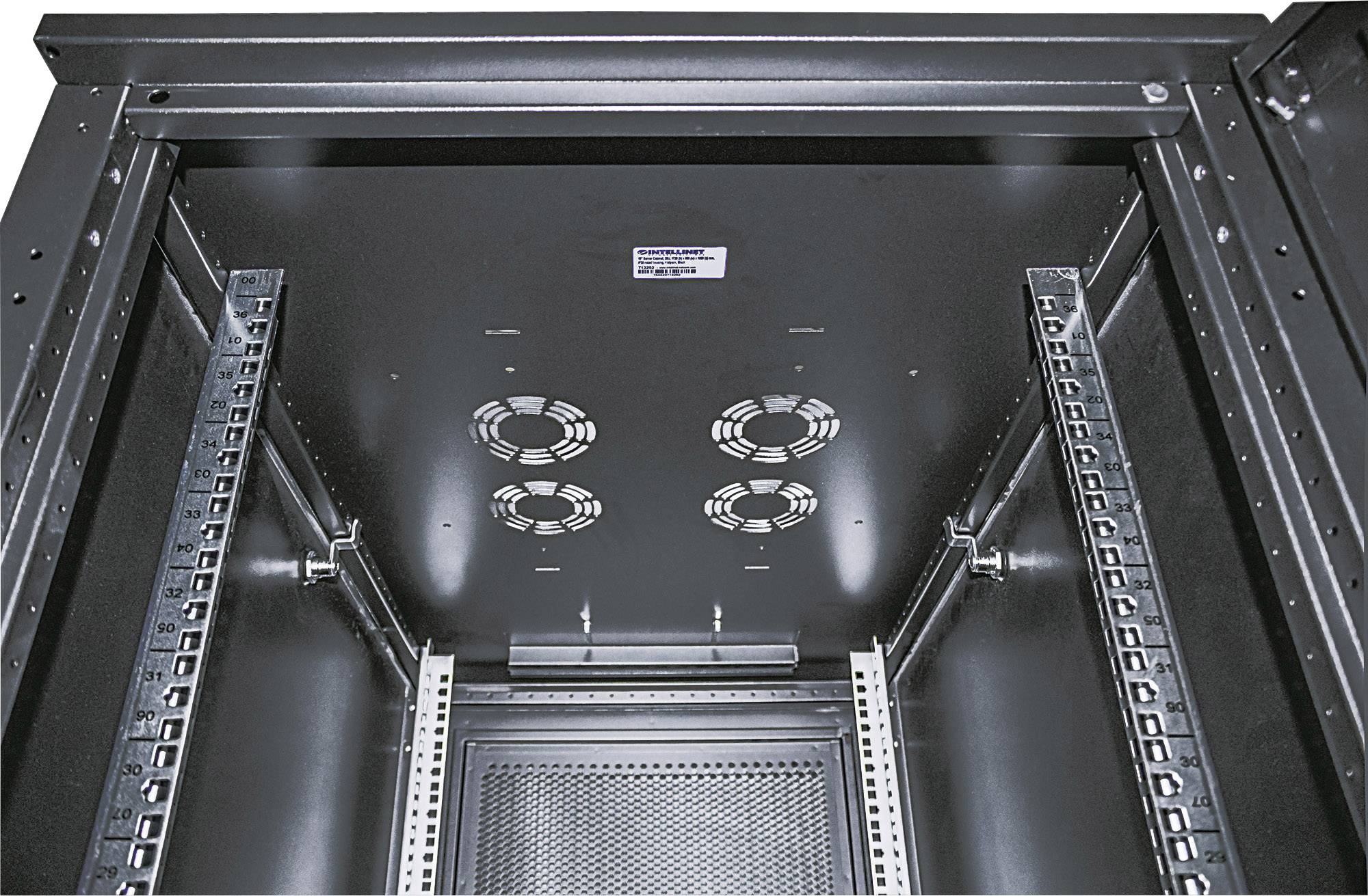Blick in einen leeren schwarzen Server-Rack. Deckenventilatoren sind sichtbar, um Kühlung zu gewährleisten. Links und rechts Schienen zur Gerätebefestigung.