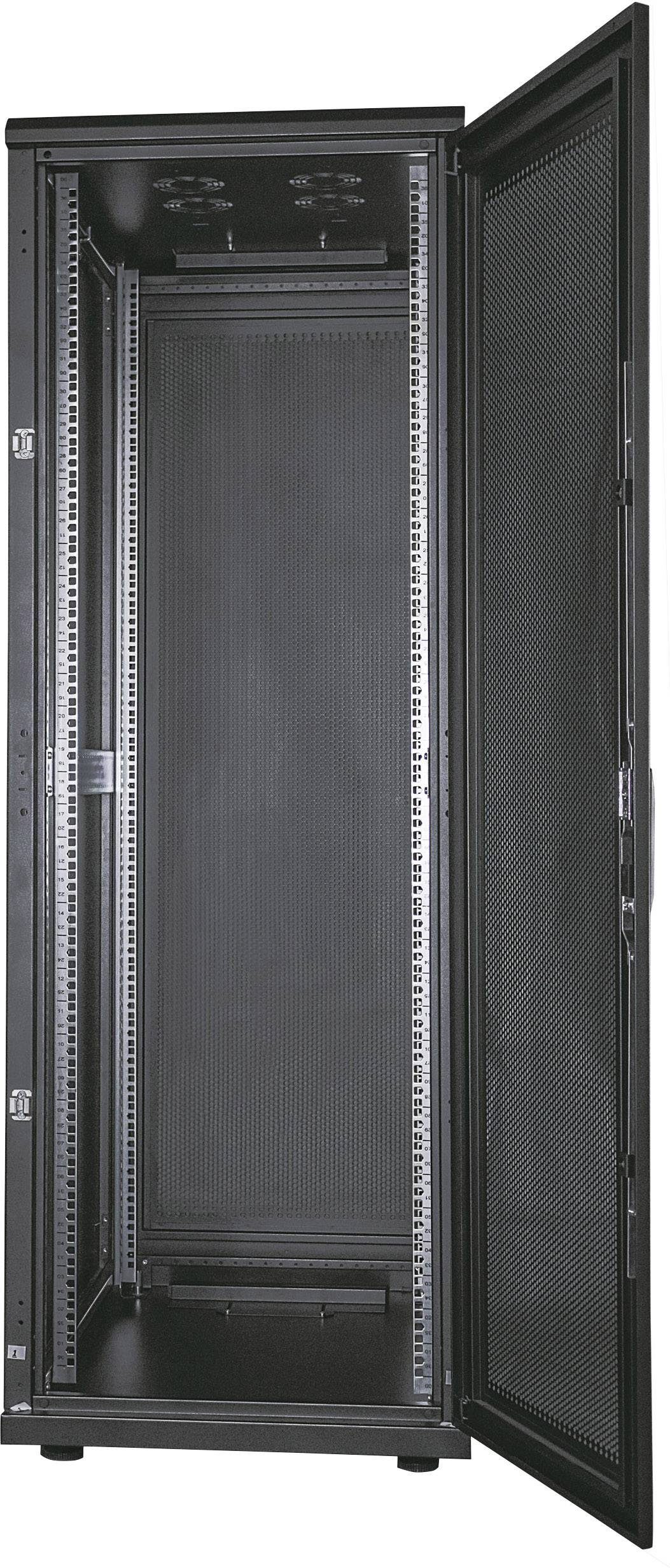 Ein offener, leerer schwarzer Server-Rack-Schrank mit perforierter Tür, bereit zur Montage von IT-Geräten in einem Rechenzentrum.