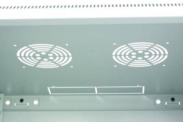 Zwei runde Lüftungsgitter an einer grauen Decke, wahrscheinlich Teil eines Belüftungssystems.