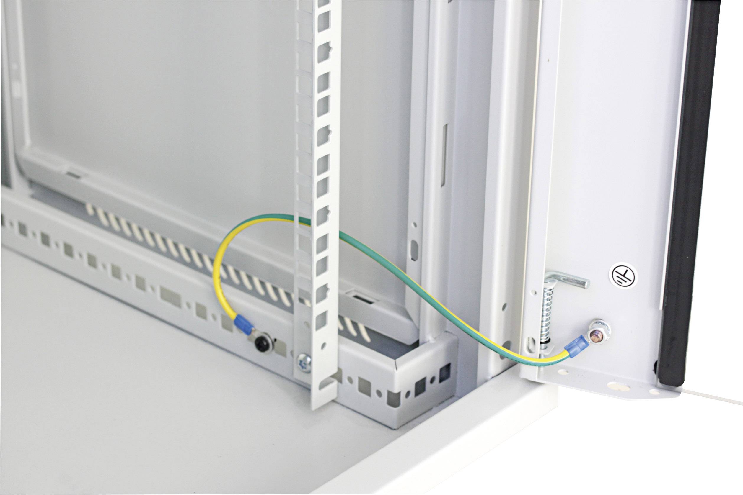 Ein Elektronikgehäuse mit einer grünen und gelben Erdungskabelverbindung zur erhöhten Sicherheit und Stabilität.