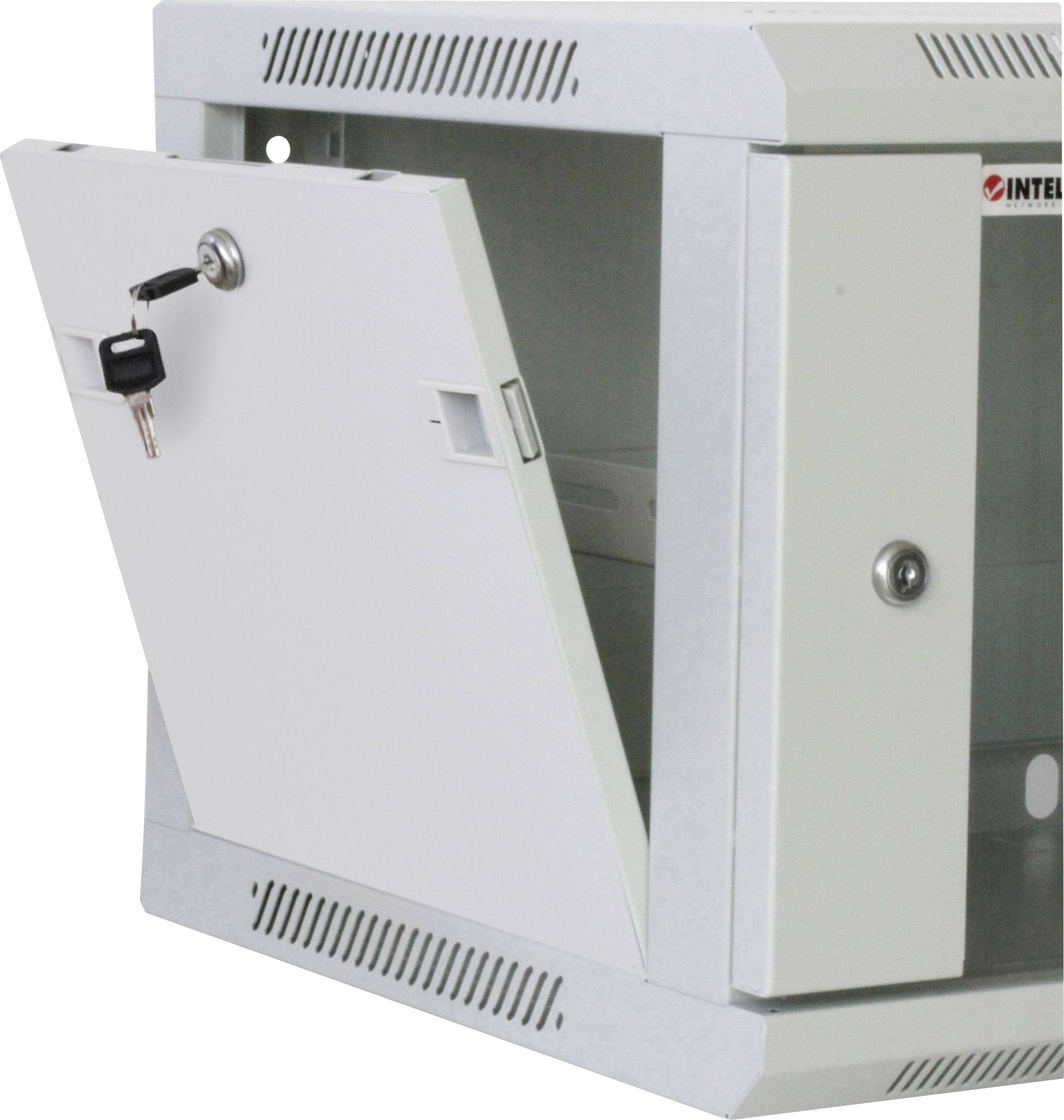 Metallschrank mit geöffneter Tür, Schlüssel steckt im Schloss. Der Schrank eignet sich zur sicheren Aufbewahrung von Gegenständen.