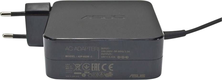 Das Bild zeigt ein schwarzes ASUS AC-Netzteil mit Modellnummer AD890M. Es hat ein europäisches Steckerdesign und technische Spezifikationen sind darauf aufgedruckt.