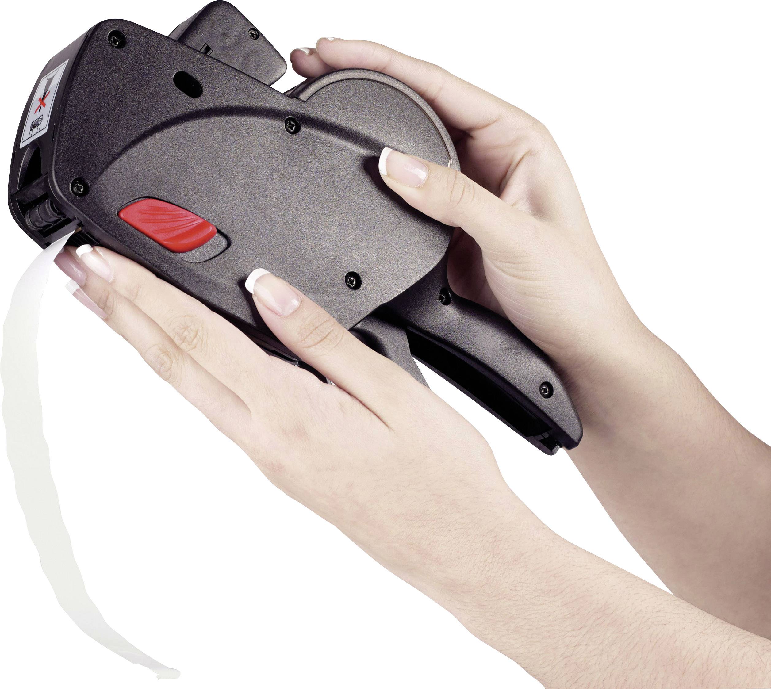 Eine Person hält und benutzt eine schwarze Preisauszeichnungsgerät, bereit zum Etikettieren von Produkten.