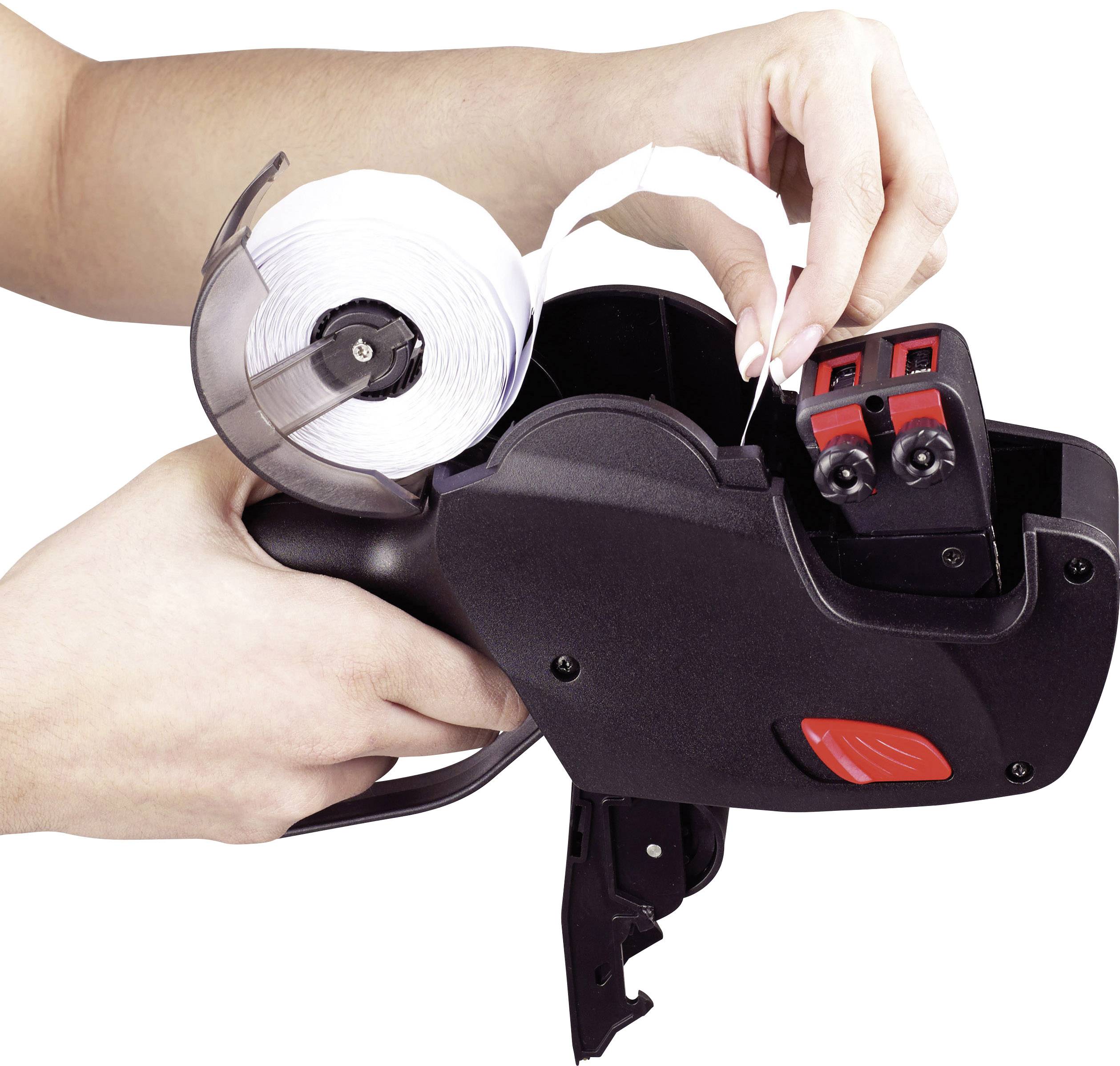 Eine Person lädt eine Preisauszeichnungsgerät mit einem Etikettenrolle, bereit zum Drucken von Preisschildern.