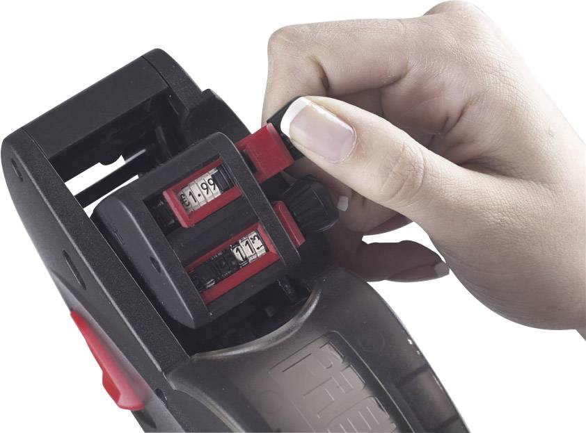 Eine Hand stellt ein Etikettiergerät ein, das Preise zeigt.