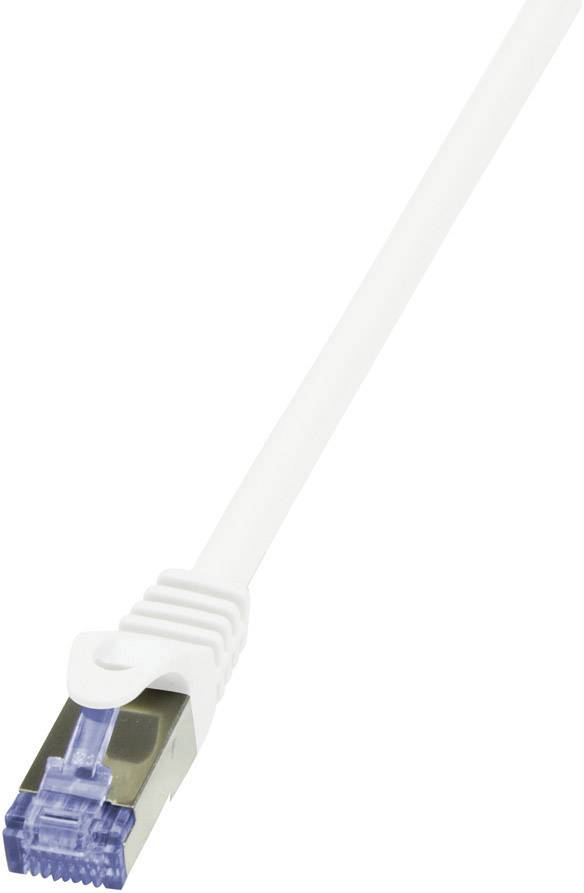 Ein weißes Ethernet-Kabel mit metallischem Steckerende auf weißem Hintergrund, verwendet für Netzwerkverbindungen.