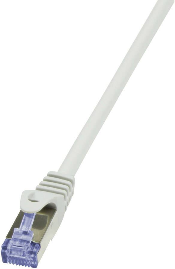 Ein weißes Ethernet-Kabel mit einem RJ45-Stecker. Das Kabel wird zur Vernetzung und Internetverbindung eingesetzt.